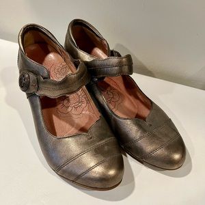 Taos Pewter Metallic Leather Mary Janes Pumps 8/39